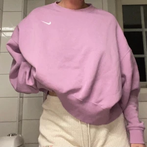 Nike tröja - Säljer denna fina lila Nike tröjan, i bra skick 💕