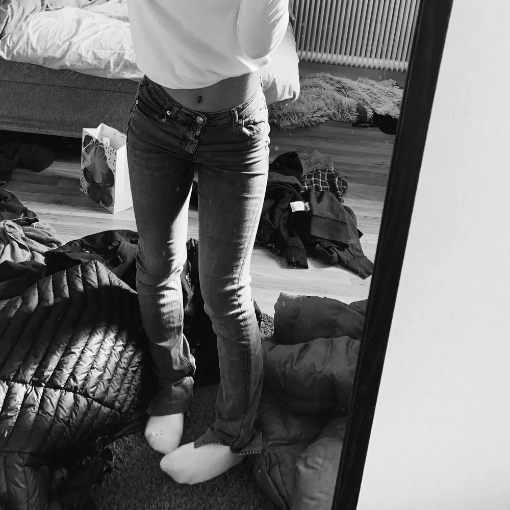 Säljer ett par jeans i från Zara som är köpa på plick. Dom har blivit uppsydda där nere men dom är fortfarande för långa på mig, skriv för intresse💗. Jeans & Byxor.