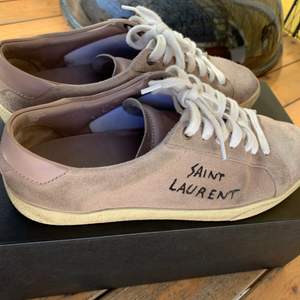 Säljer dessa Saint Laurent skor. Färgen är lite smuts rosa och har inte använts på 1 år typ. Box, dustbags etc finns kvar och medföljer.