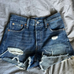 Levis shorts  - Jag säljer ett par Levis shorts som är i storlek W25. Nypris 599kr men jag säljer dem för 200kr