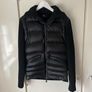 Moncler grenoble cardigan storlek M - 9/10, använd få gånger, riktigt fräsch  Kom med bud
