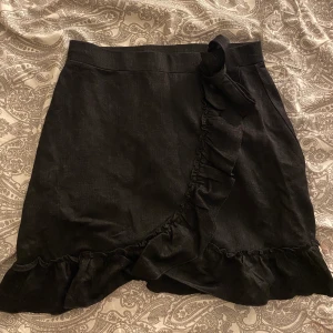 Oanvänd volangkjol  - Säljer denna fina svarta volang kjol från ginatricot pga att den är för stor för mig i midjan. Den är storlek L men skulle säga att den sitter som en M, den är aldrig använd endast testad! kommer ej ihåg vad nypris var men säljer den för 50kr + frakt💓 hör gärna av er vid intresse eller frågor💓