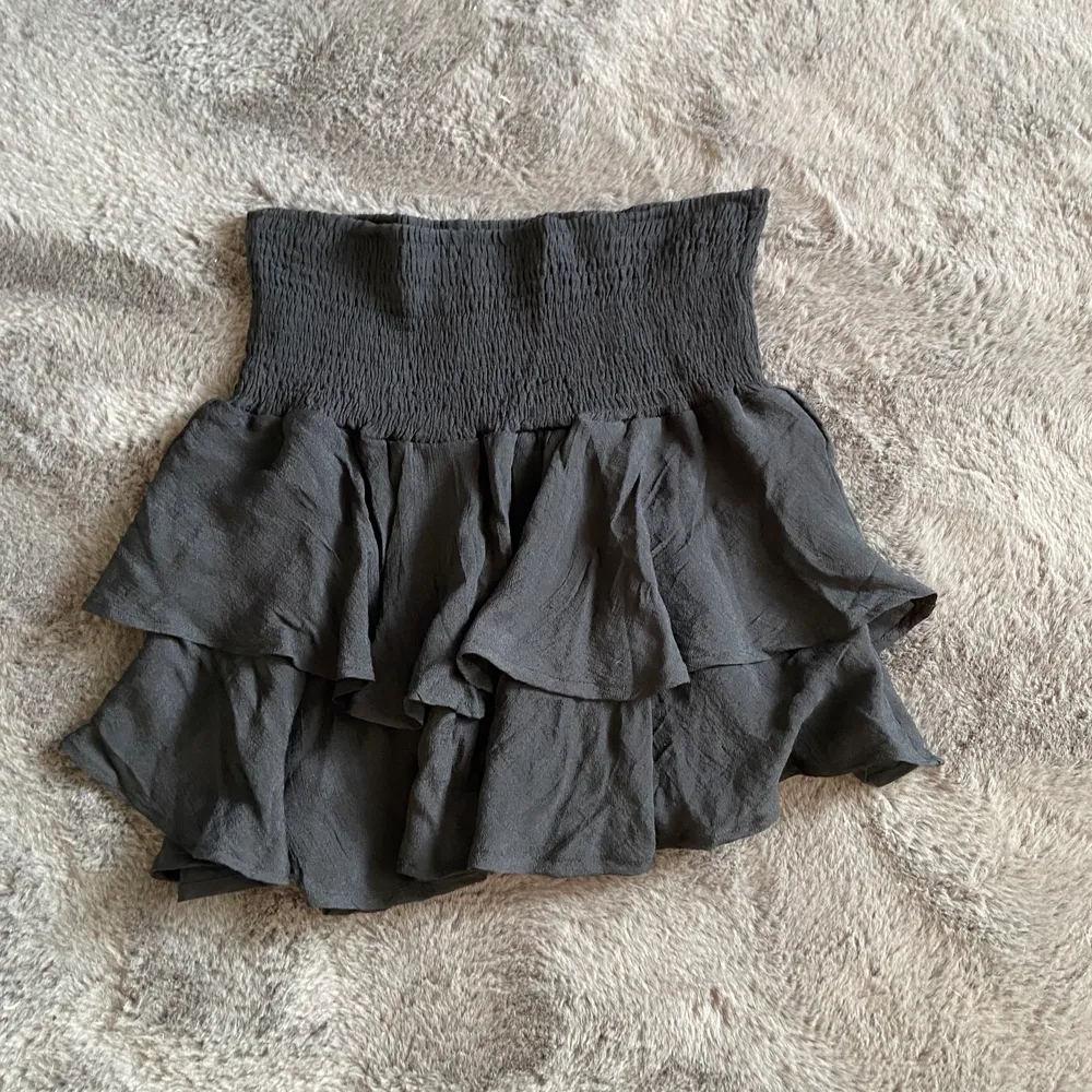 jättesöt kjol som man även kan ha som topp!😍 aldrig använd pga för kort för mig. passar en S/M. Kjolar.