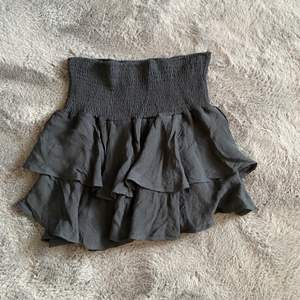 jättesöt kjol som man även kan ha som topp!😍 aldrig använd pga för kort för mig. passar en S/M