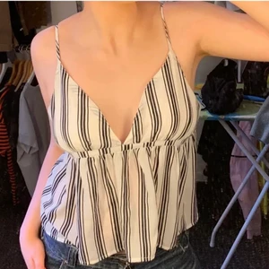 Linne (flaire )  - Jätte fint linne som e svart och vitt randigt! Första bilden är inte jag men jag säljer linnet för det var för litet för mig! I