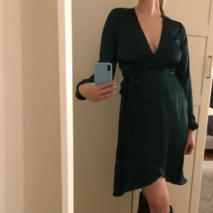 Mörkgrön klänning  - Så fin mörkgrön klänning i siden liknande material! Storlek s men passar också m!💚😍