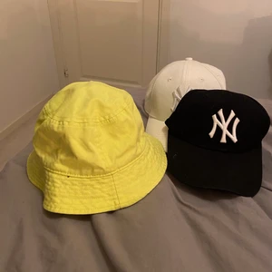 Buckethat & Kepsar! - (Bara hatten är kvar! Finns i en annan annons!) Säljer 3 olika kepsar/buckethat för att jag inte använder de längre, 150kr för alla 3 inklusive frakt eller en för 95kr inklusive frakt! Kom privat vid frågor och funderingar! Superfina och har inga defekter! Buckethatten är från Hm! De andra två från new era! 