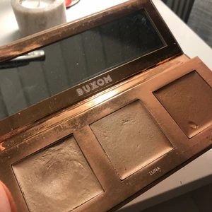 Highlighter - En jättefin highlighter palett, tyvärr så tycker jag inte om färgerna! Endast testad!  Ord. Pris ca 500kr