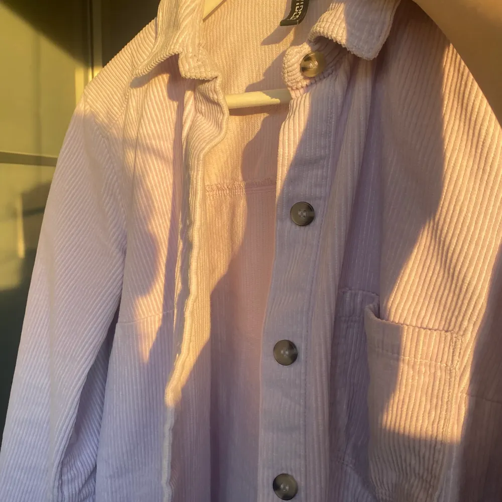 Säljer denna pastell lila skjortan då den inte längre kommer till användning. Den är gjord av manchestertyg, alltså är den lite tjockare och passar perfekt till sena sommarkvällar. Storlek 32 men passar 34-36 då den är oversized💜. Skjortor.
