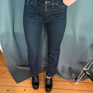 Acne jeans. Blå storlek 25 - Raka Acne byxor med hög midja. Storlek 25. Vet ej längd men jag är 155 lång. Jättefint skick ! 