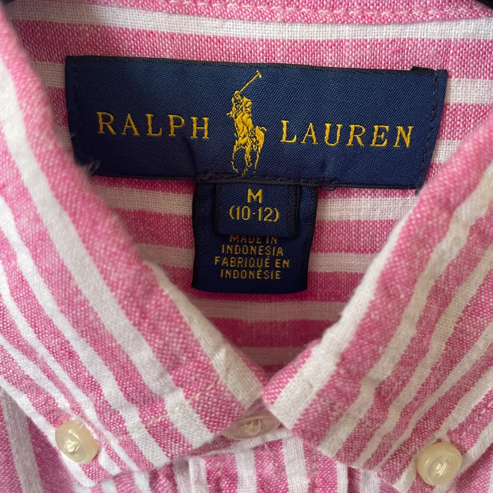 Rosa vit randig Ralph lauren linneskjorta. 100% linne. Nyskick, använd några gånger bara. Stl 10-12. Köparen står för frakten. Inget återköp. Skjortor.