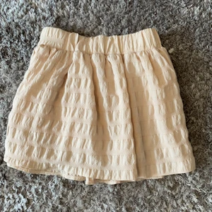 Zara kjol🤩🤩 - Säljer nu min super fina zara kjol som tyvärr inte kommer till användning längre! Den är super snygg nu till sommaren ( ny skick) 