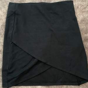Superfin och skön svart kjol. Använd 1 gång då den är ganska kort.
