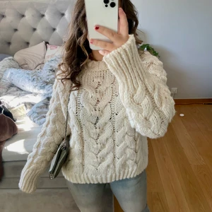 Stickad tröja från Zara - Säljer min jättefina stickade tröja som är slutsåld från Zara, i storlek M som köptes för 399 och är knappt använd  💕💕 buda ifrån 150