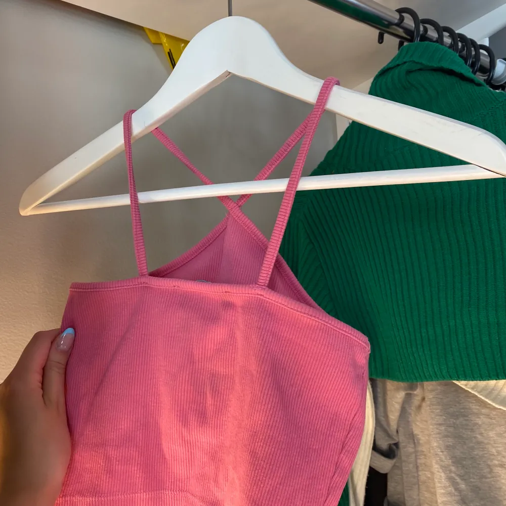 Rosa halterneck topp från zara. Säljes ej längre. (Första bilden är lånad). Toppar.