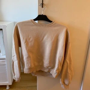 Beige sweatshirt - Säljer en fin beige sweatshirt , sparsamt använd och syns ej några tecken på slitningar. Fler bilder och frågor kom privat ❤️
