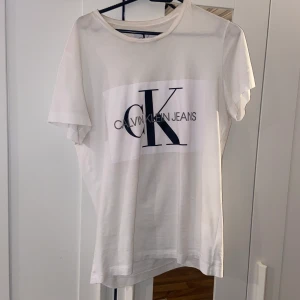 Calvin Klein T shirt - Vanlig t shirt, köpt från skistar. Storlek M men sitter som S nästan