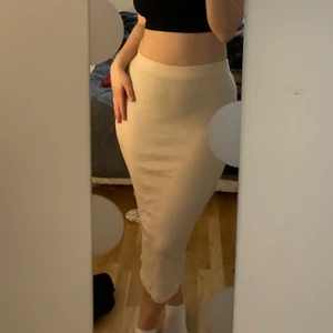 Kjol  - Beige kjol från gina tricot! Använd en gång❤️