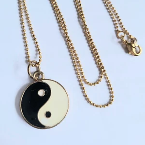 Yin Yang halsbannd - Halsband m hänge Yin Yang. Kedja guldfärgad ca 44cm. Som ny!