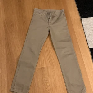Levi’s 501 30/32 90-tal - Ett par beiga Levi’s 501 från 90 talet. I mycket bra skick dock har de ett märke från att blivit blekta i tvätt. Annars i fint skick 