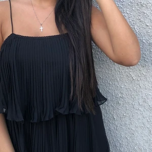 Volang klänning från zara - Klänning till knäna i storlek xs använd få tal gånger