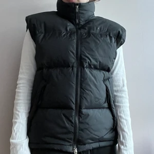 Dunväst - Svart dunväst från Everest i storlek S. Köpt från Sellpy men säljer vidare då den var förstor för mig, har normalt sett XS-S på jackor. Bra skick och inga defekter:) Kontakta vid intresse, kan även skickar om köparen står för frakten