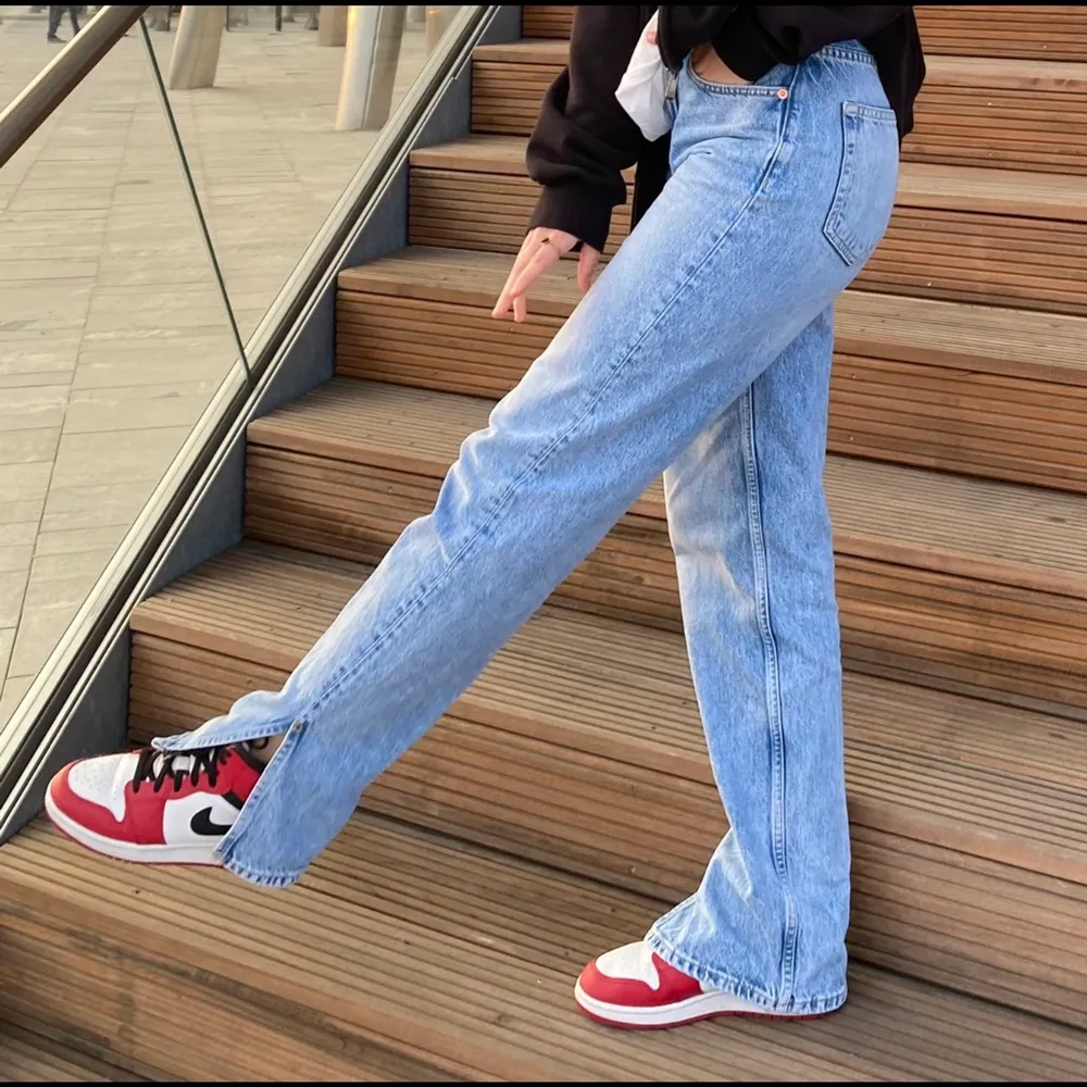 Sparsamt använda 90s slit jeans ifrån GinaTricot. Har inte använt dem på länge, därför säljer jag dem❤️ Har inga defekter eller liknade, ger en snygg passform💓. Jeans & Byxor.