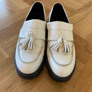 Säljer mina vita vagabond loafers eftersom de är lite för små! De är använda, vilket syns med några märken men ändå helt ok skick (finns märken på både skorna som inte kom med på bilderna). Hör gärna av er vid frågor! 