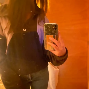 Tröja från Fila, stl s - Tröja från fila i stl s, använd ett fåtal gånger och säljs nu pga att den ej är min stil❤️‍🔥 skriv vid intresse eller behov av fler bilder, köpare står för fraktkostnader🫶