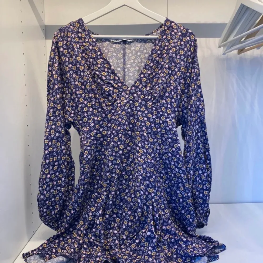 Säljer denna extremt fina och somriga klänningen från zara. Köpt förra sommaren och har inga slitningar alls💕storlek S. Klänningar.
