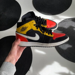 Jordan 1 Mid - Jordan 1 mid i storlek 45, hör av dig ifall du har frågor 