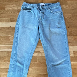 Asos jeans  - W32 L32. Väl använda. 5,5/10. Lite slitna på kanten av fickorna. 