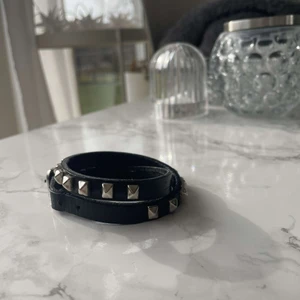 Fake Valentino armband - Säljer detta armband eftersom det inte är riktigt min stil och kom inte till användning. Men väldigt fint till rätt kläder!!❤️