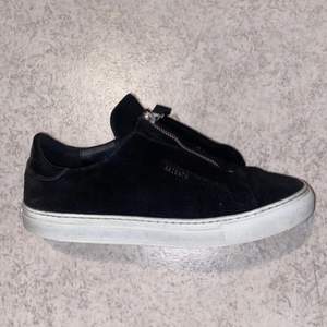 Säljer ett par ”Alex Arigato” - Clean 90 Zip Sneaker i storlek 40.  Skriv till mig om du vill köpa! ( Box och Påse, samt kvitto finns)