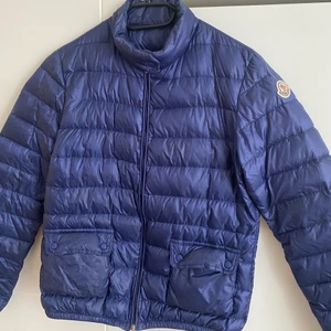 Moncler jacka dam - Moncler jacka i storlek 2, vilket motsvarar 36 på ett ungefär. Modellen är Lans Jacket och nypris ligger på 6000-7000kr, har stor garderobsrensnung så vill bara bli av med den😊 Jackan är i en fin blå färg och är använd men fortfarande i ett gott skick. Passar utmärkt som vårjacka då den är så tjock 