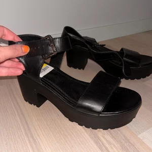 Sandaler med plattå storlek 37  - Aldrig använt 