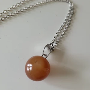 Halsband brun sten - Halsband med brun sten/kula. Kedja ca 48 cm silerfärgd. Ny!