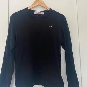 Commes des Garcons Play tröja  - Hej, säljer nu denna tröjan som är använd fåtals gånger. Tröjan är i storlek M men funkar också som en S. Köparen står för frakten eller om vi möts upp i Karlskrona. Skriv om ni har några frågor💖