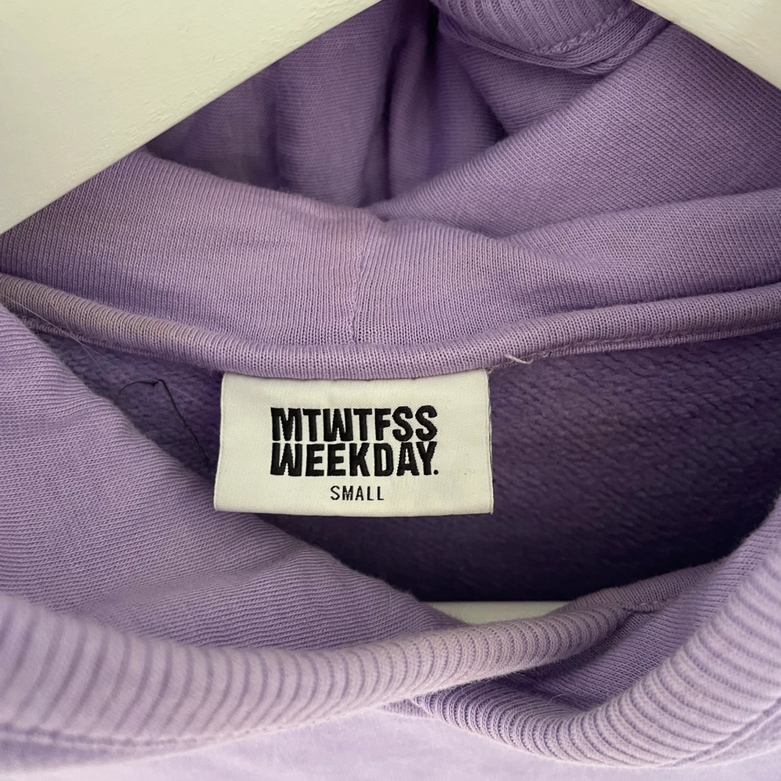 Lila huvtröja från Weekday - 91