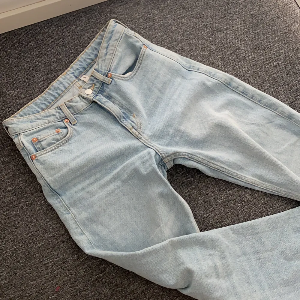 Superfina midrise och bootcut jeans från Weekday i modellen Sway, knappt använda är i nyskick och originalpris är 500 kr. Är storlek 25 i midjan och 32 i längd, passar bra på mig som är 169 (går hela vägen ner) skulle säga att dem är ungefär storlek S🤍. Jeans & Byxor.