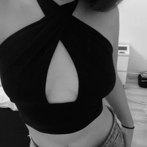 Svart linne  - Säljer denna fina topp som jag har köpt från shein, använt 1 gång 🖤