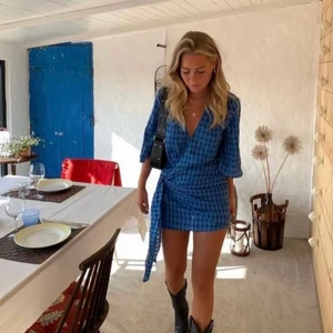 Zara klänning  - Pågrund av oseriösa köpare så lägger jag ut annonsen igen!! OBS INTE MINA BILDER 