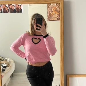 Rosa hjärttröja  - Kul och fin rosa stickad tröja med ett hjärta från SHEIN! Aldrig använd. Strl M!