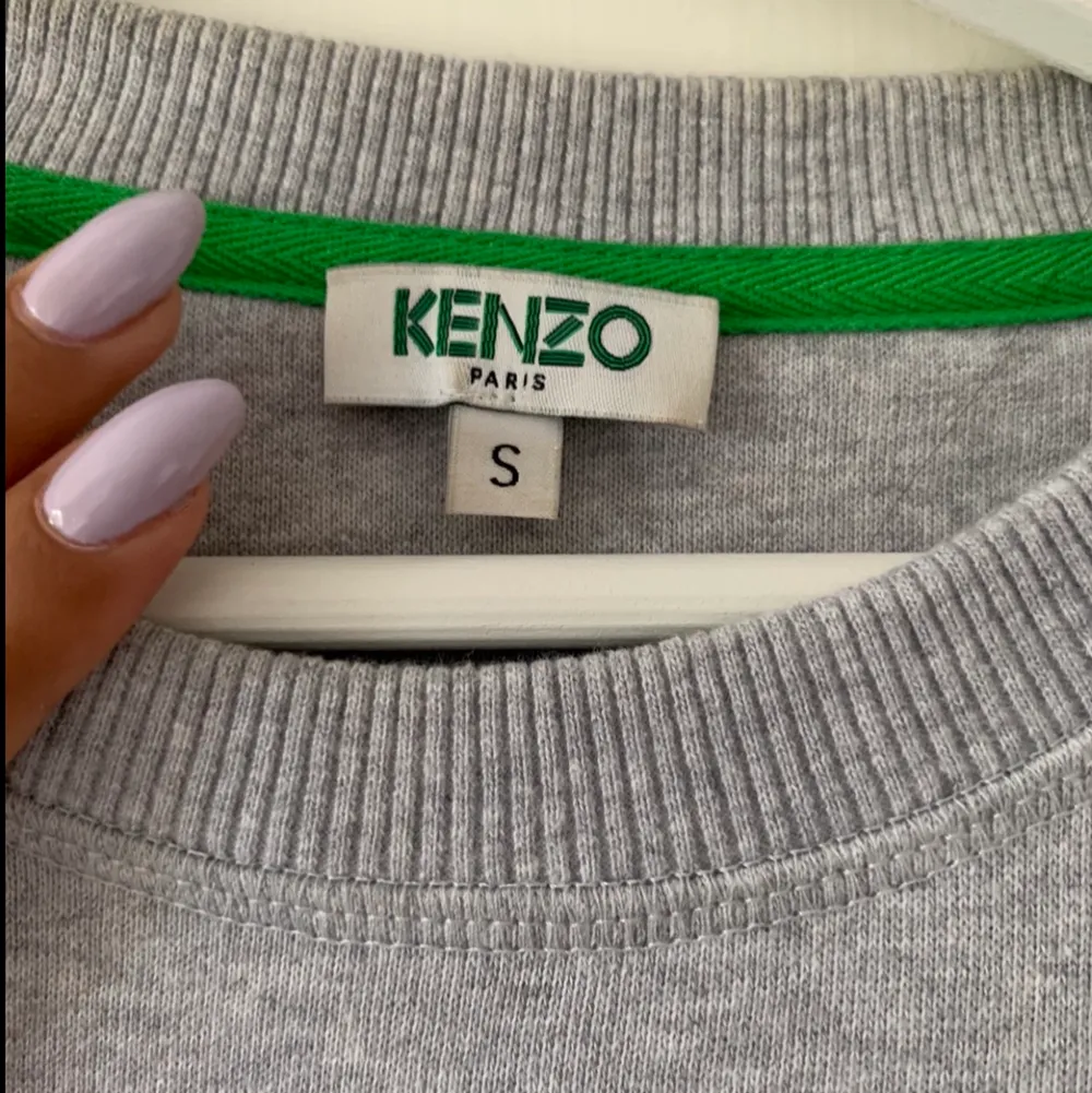 Kenzo tröja i storlek S. Kommer inte till användning och har endast använts ca 2 gånger. Därför är den i väldigt fint skick! Köp direkt för 550kr + frakt💕. Tröjor & Koftor.