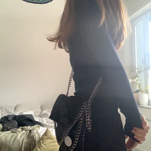 Trendig väska - Superfin och nästan oanvänd Stella liknande väska som är i superfint skick.!❤️ den är glittrig och har silver kedja❤️ köparen står för frakten!❤️