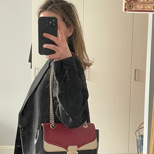 Love Moschino väska - Så fin och speciell Love Moschino-väska i rött, vitt och svart läder!! Mittemellan storlek och går att ha som crossover om man vill. 