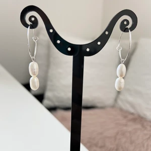 Örhängen med äkta pärlor  - Handgjorda örhängen med sötvattenspärlor . Samfraktar. Kontakta för flera bilder eventuellt video. Creol storlek ca 20 cm Står ej för postens slarv Kontakta för nickelfri alternativ