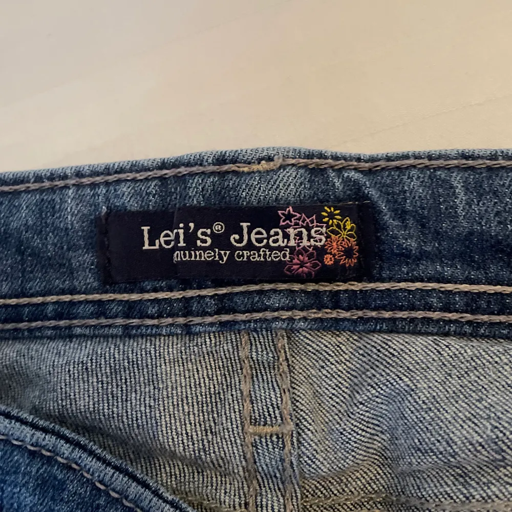 Såååå fina bootcut jeans äkta Levis köpt second hand i paris!!! säljer då dom är lite tighta för mig. Nypris 700kr. Jeans & Byxor.