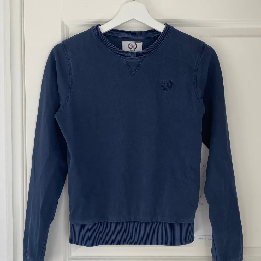 Säljer denna marinblåa sweatshirt från Mayor då jag inte gillar den längre. Den är i storlek 146/152 men sitter som en XS. Fint skick💕💕. Tröjor & Koftor.