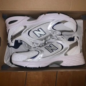 New Balance 530 - Säljer ett par vita New Balance 530 i storlek 40 som tyvärr inte passar mig och är slutsålda överallt 💔💔 De är bara använda inomhus och är alltså helt splitternya <33 